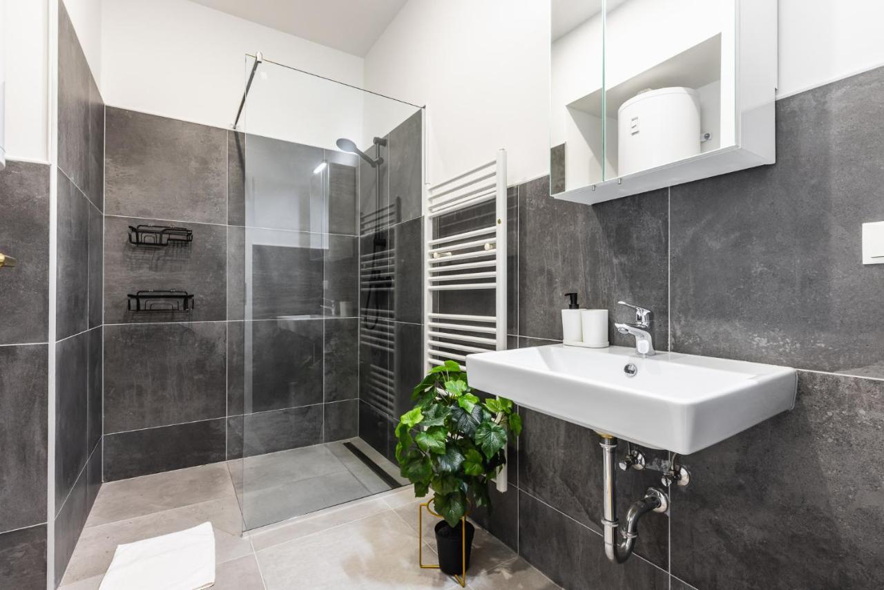 Classy And Elegant Apartments In A Calm Area Вена Экстерьер фото